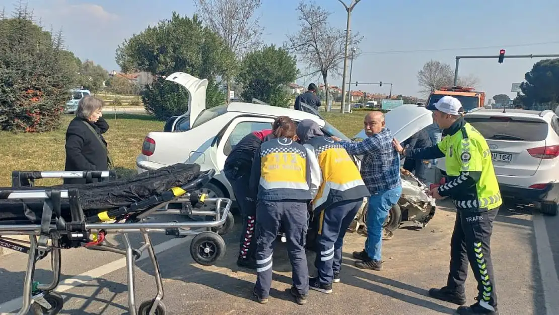 Kırmızı ışıkta bekleyen iki otomobile çarptı: 1 yaralı