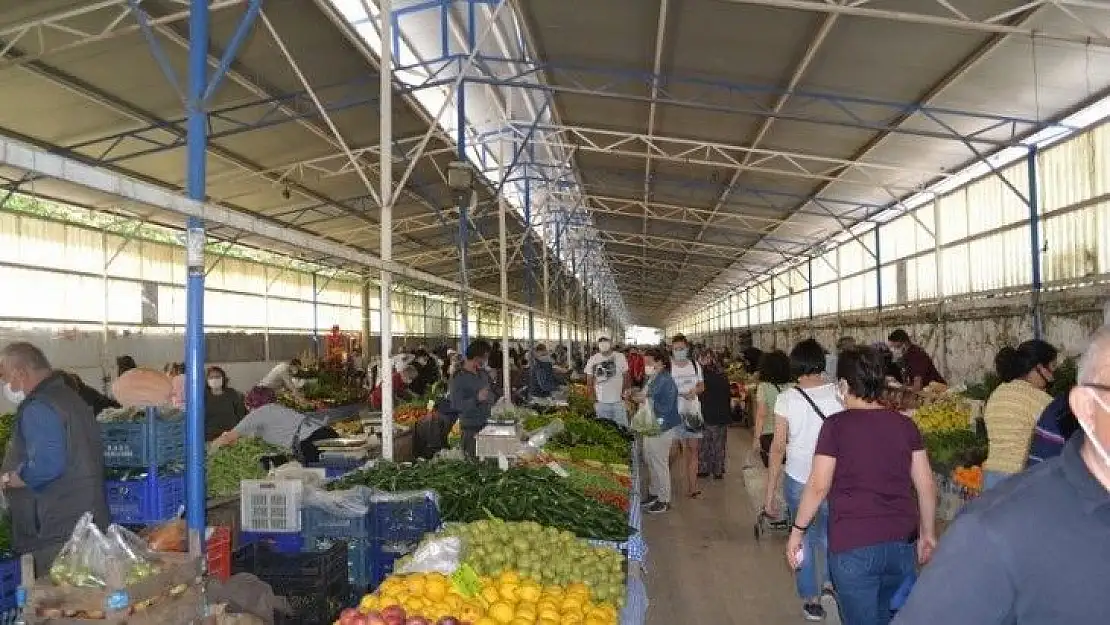 Kısıtlama öncesi semt pazarlarında yoğunluk 