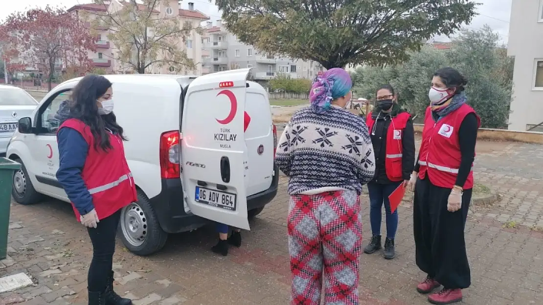 Kızılay Kadın Kolları'ndan yabancı uyruklu öğrencilere gıda yardımı