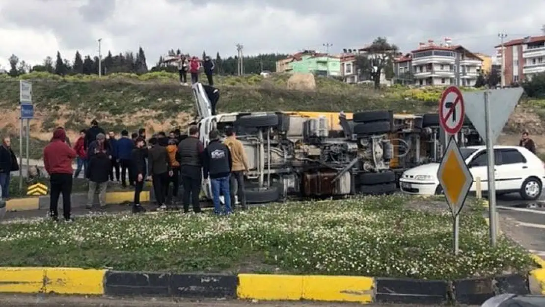 KÖMÜR YÜKLÜ KAMYON DEVRİLDİ, ALT GEÇİT KAPANDI  