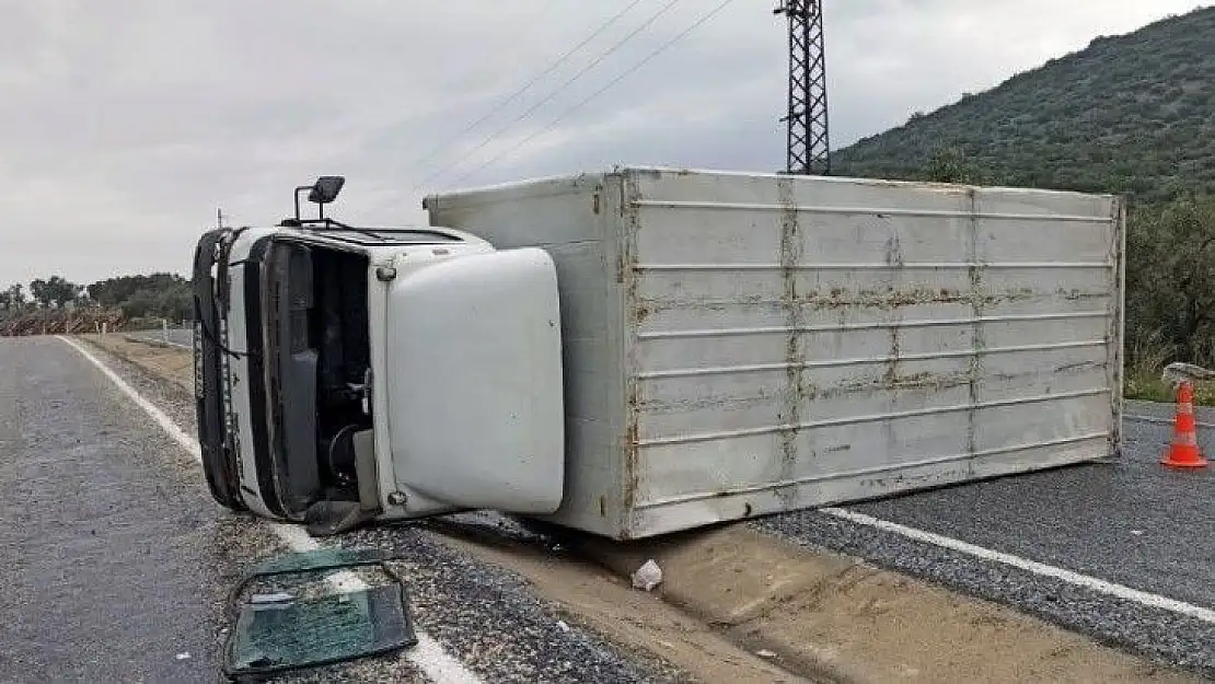 Kontrolden çıkan kamyon yola devrildi