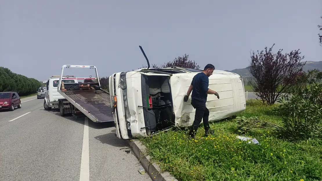 Kontrolden Çıkan Minibüs Takla Attı, 2 Kişi Yaralandı