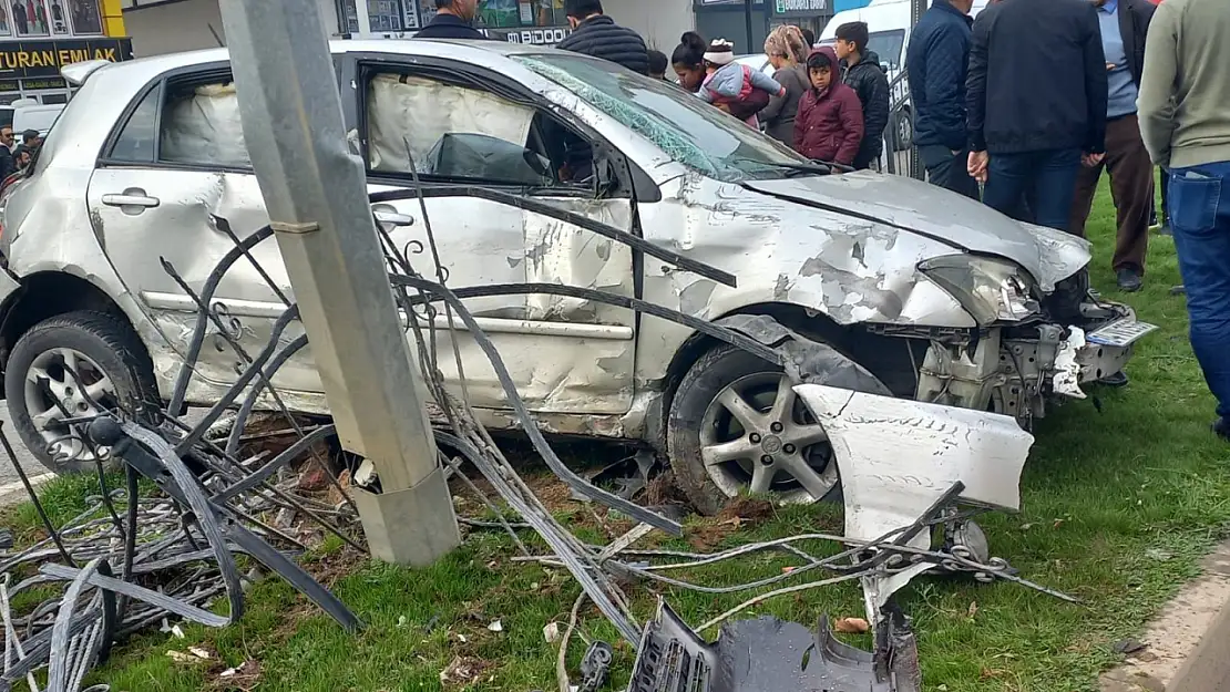 Kontrolden çıkan otomobil bariyeri aşıp direğe çarparak durdu: 1 yaralı