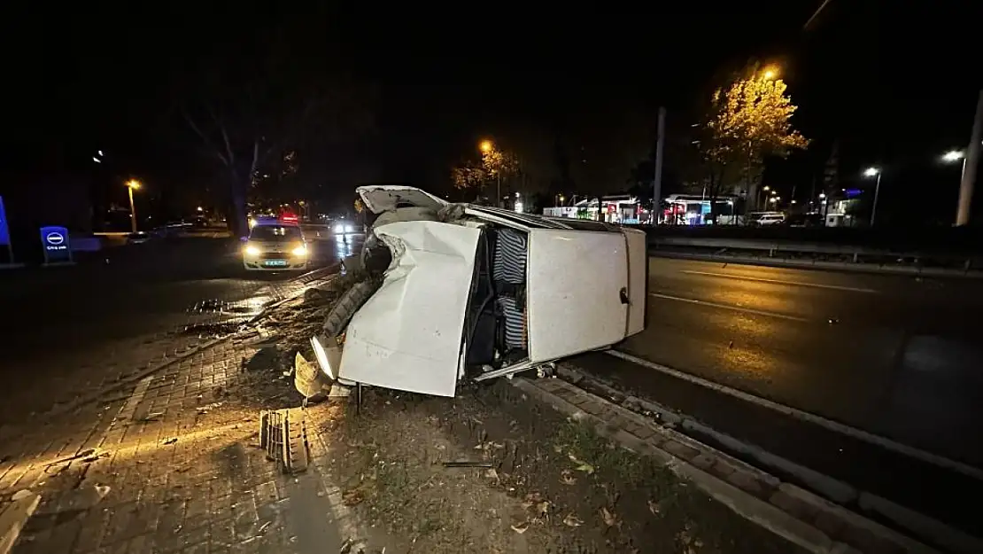 Kontrolden çıkıp aydınlatma direğine çarpan Tofaş hurdaya döndü: 4 yaralı