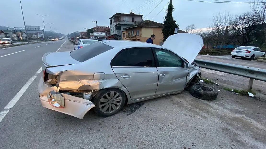 Köpeğe çarpmamak için kaza yaptı: 3 yaralı