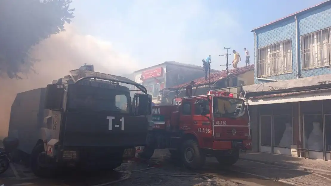 Korkutan yangın 13 iş yeri zarar gördü