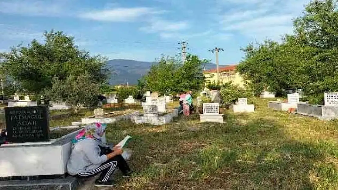 Köyceğiz'de arife gününde mezarlıklar unutulmadı