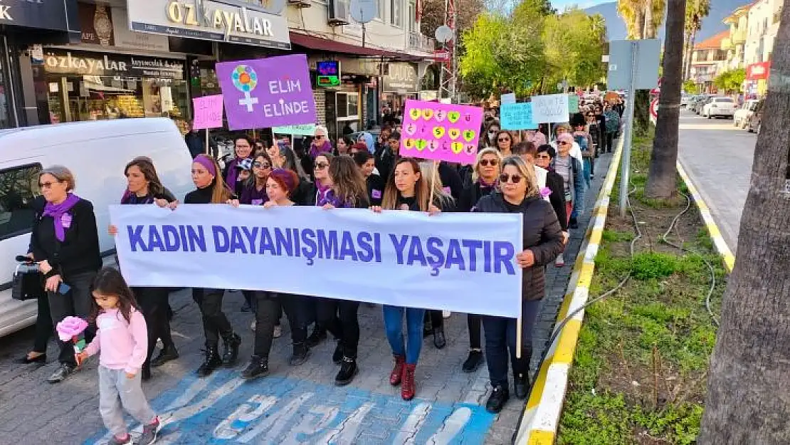 KÖYCEĞİZ'DE KADINLAR GÜNÜ'NDE DAYANIŞMA ZİNCİRİ OLUŞTURULDU