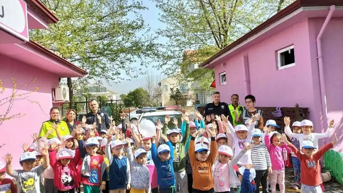 Köyceğiz'de polisler minikleri sevindirdi