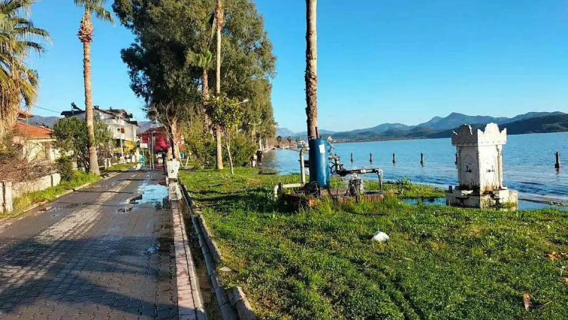 Köyceğiz Gölü'nden taşan sular geri çekilmeye başladı