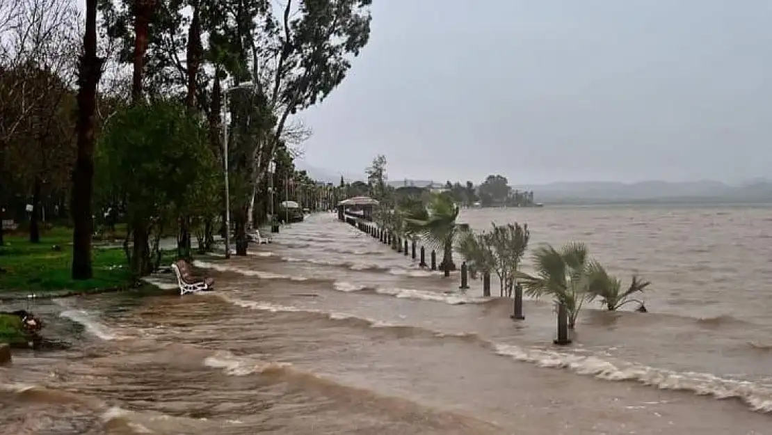 Köyceğiz Gölü taştı, Kordon'u su bastı