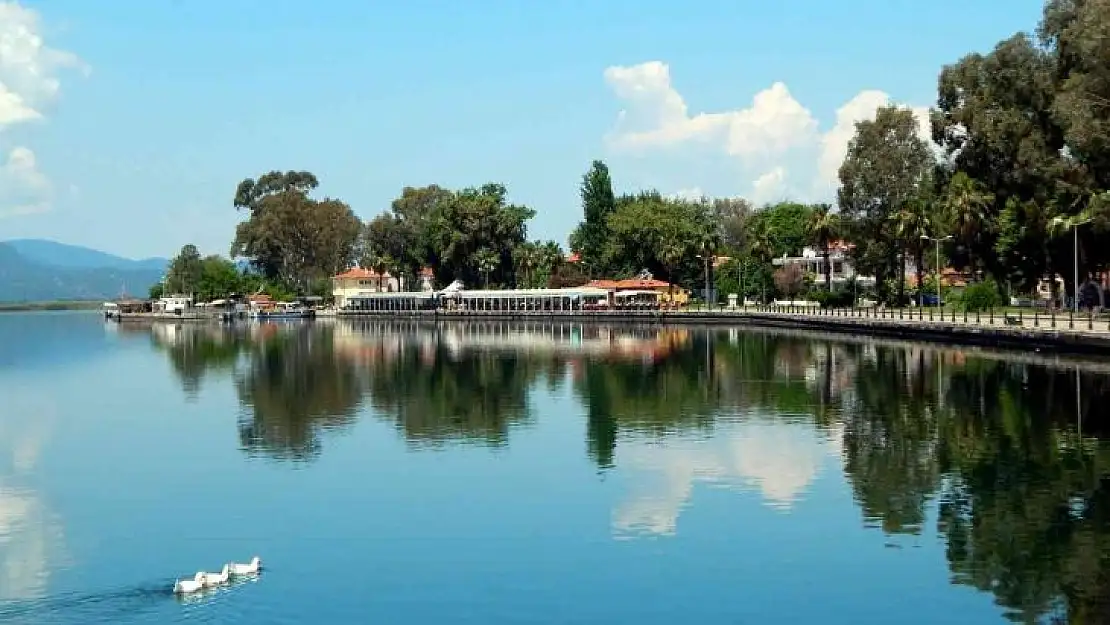 Köyceğiz'in doğa manzaraları kartpostallık görüntüler oluşturdu