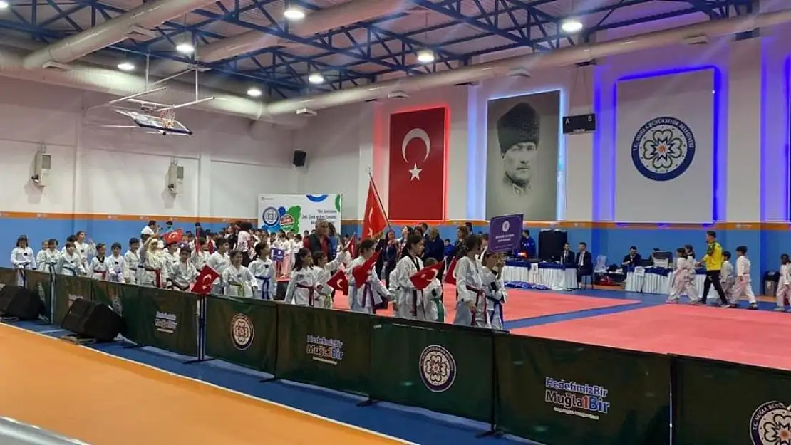 Taekwondocu minik kızlar şampiyon oldu