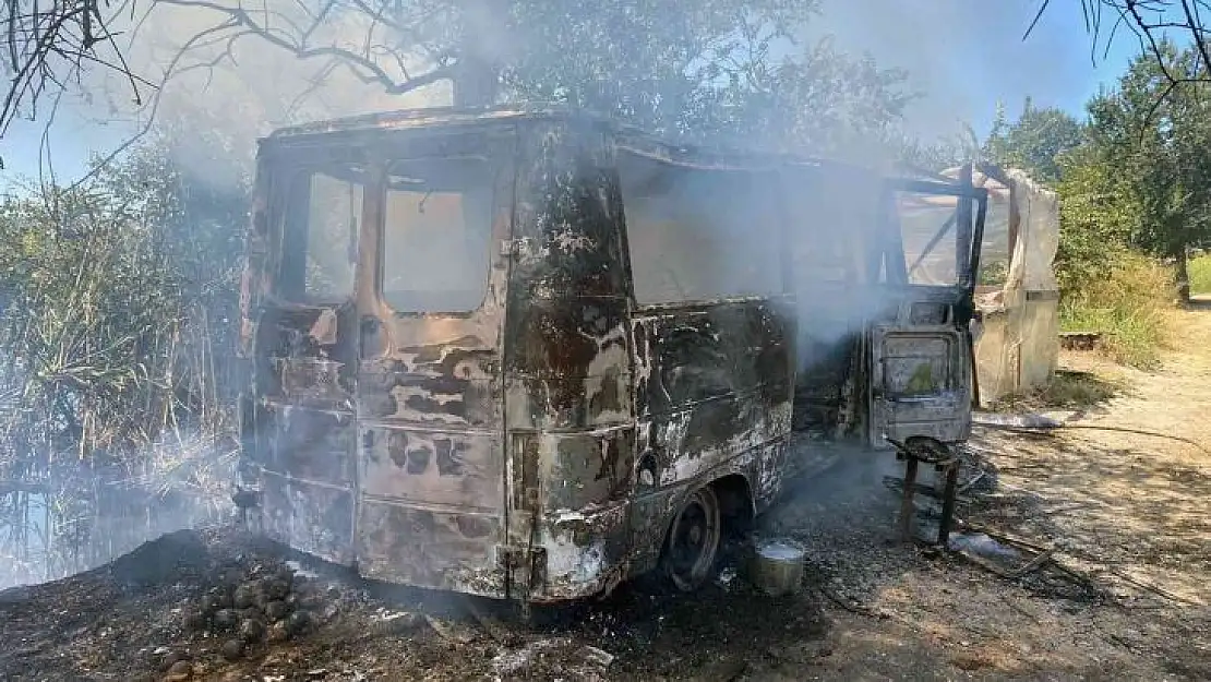 Kullanılmayan araçta başlayan yangın Sazlık alana sıçradı