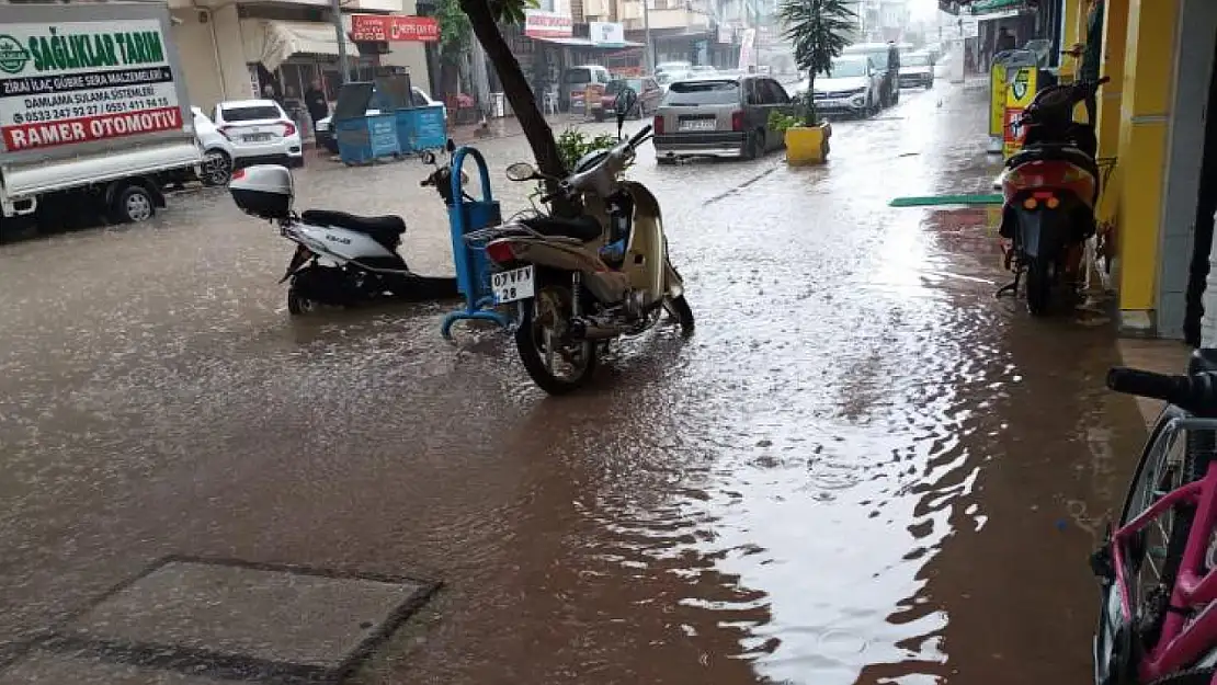 Kumluca'da sağanak yağmur etkili oldu