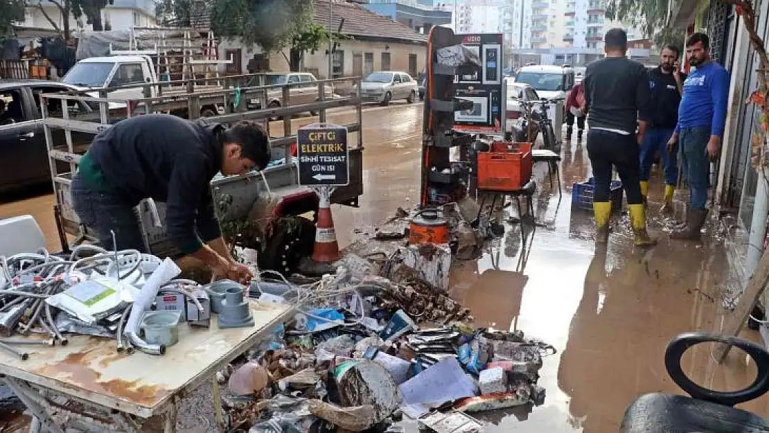 KUMLUCA'DA SEL ESNAFI VURDU, GÖRÜNTÜLER SAVAŞ ALANLARINI ARATMADI