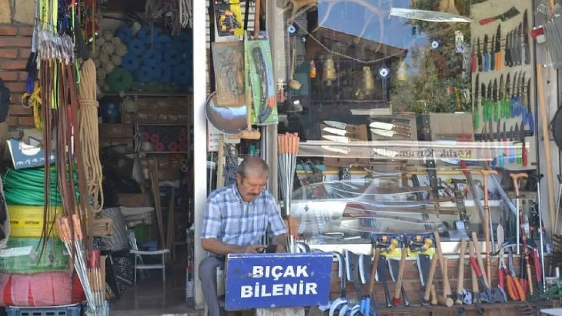 KURBAN BAYRAMI YAKLAŞINCA BIÇAKÇILAR YOĞUNLAŞTI