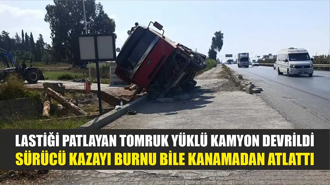Lastiği patlayan tomruk yüklü kamyon devrildi, sürücü kazayı burnu bile kanamadan atlattı