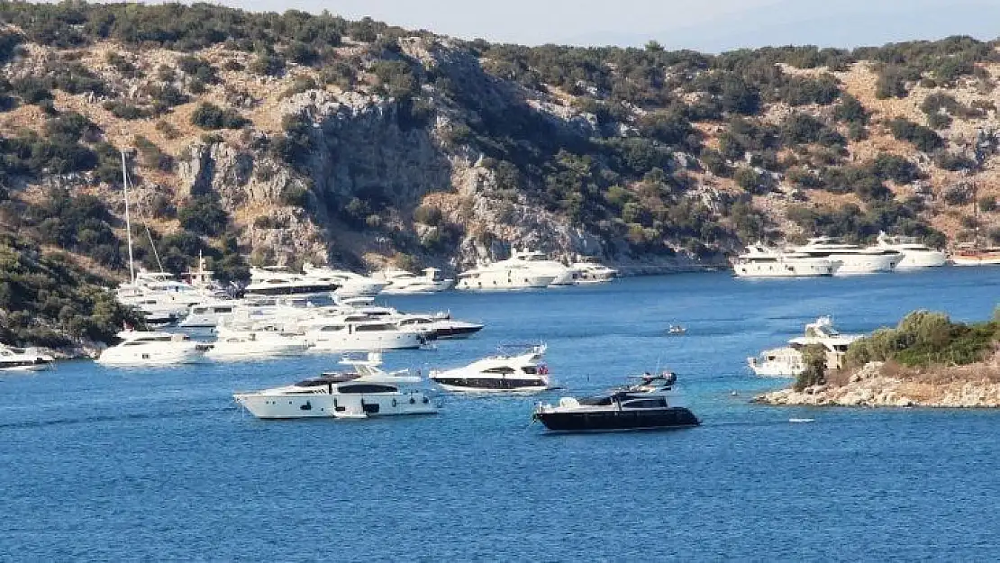 Lüks yatlar Bodrum'a akın edip, tüm koyları süsledi