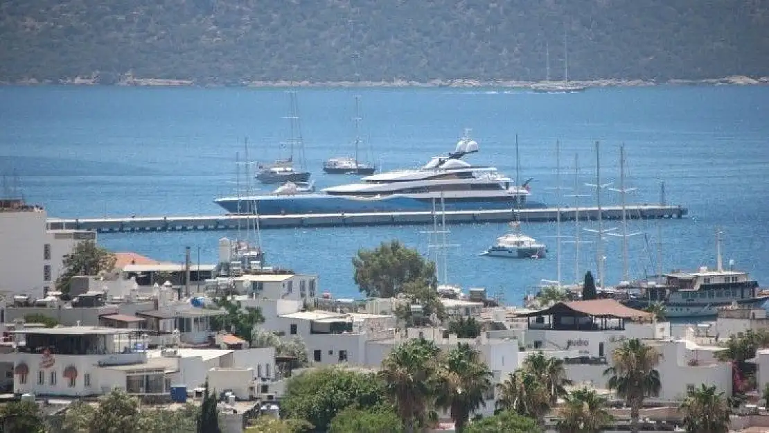 Lüks yatlar Bodrum'a gelmeye başladı