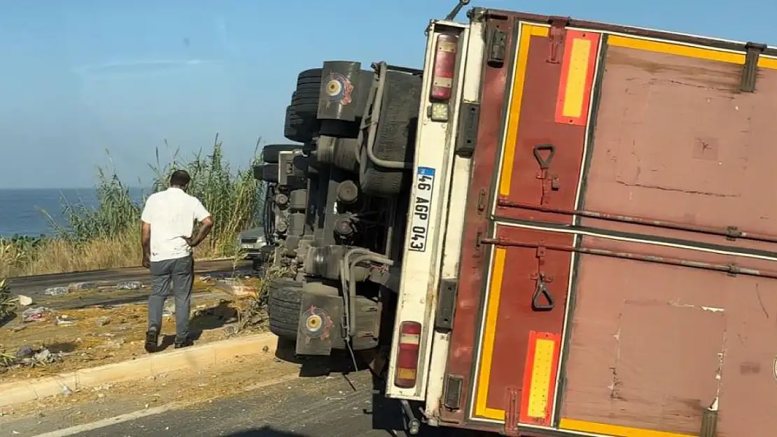 Makarna yüklü tır devrildi: 2 yaralı