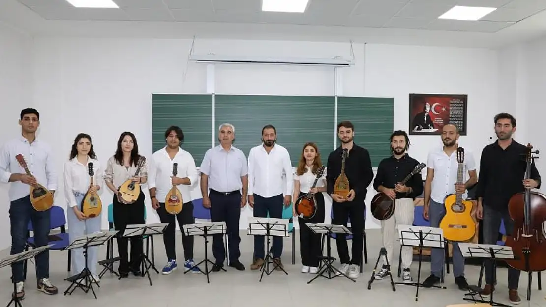 Mandolin topluluğunun sesi Avrupa'dan duyuldu