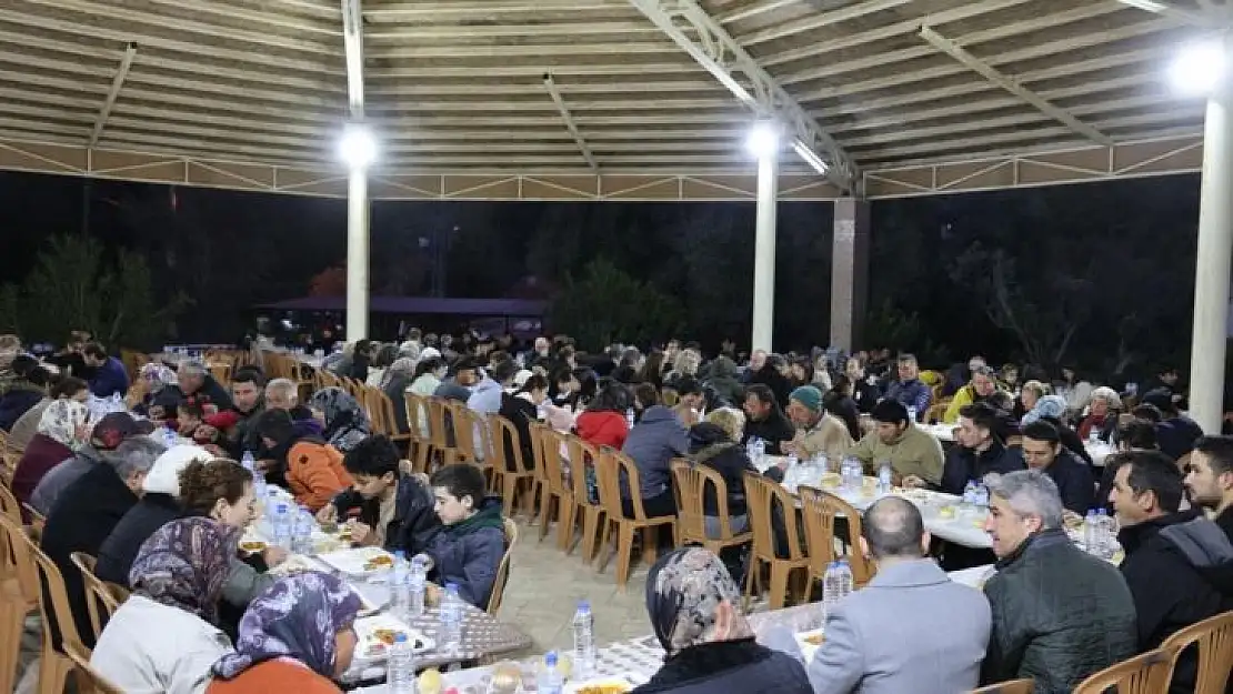 MARMARİS BELEDİYESİ, ÇAMLI MAHALLESİ'NDE İFTAR YEMEĞİ VERDİ