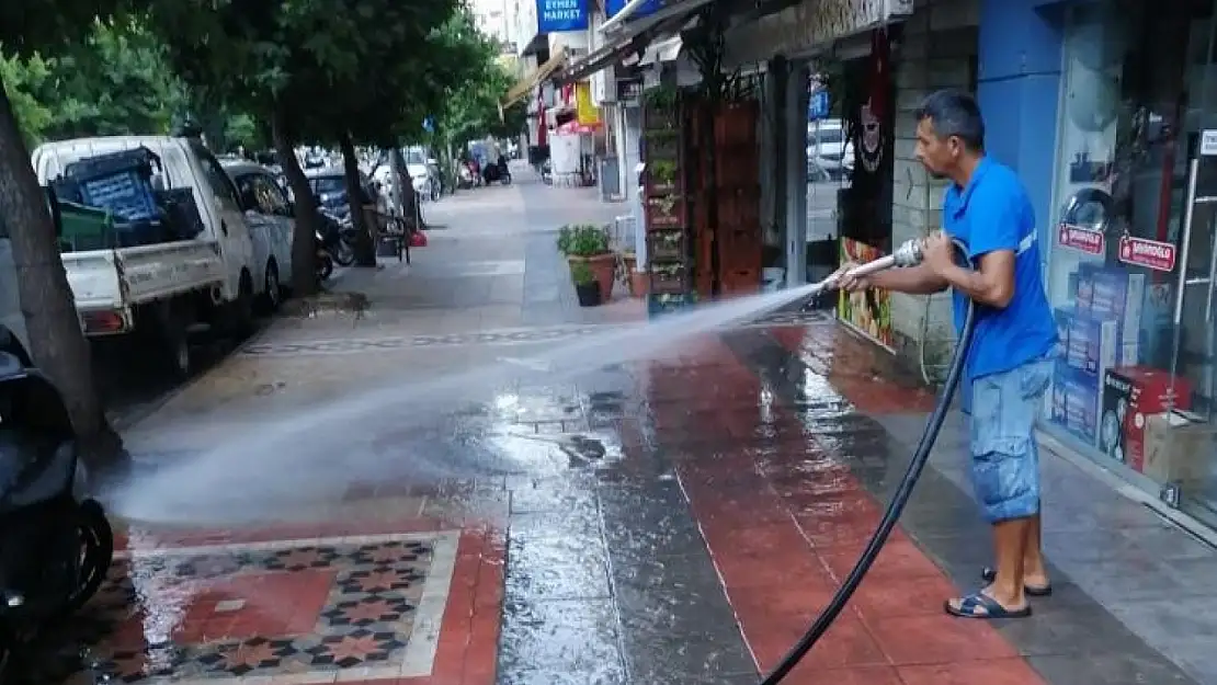 Belediye geniş bir alanda temizlik çalışmalarını sürdürüyor