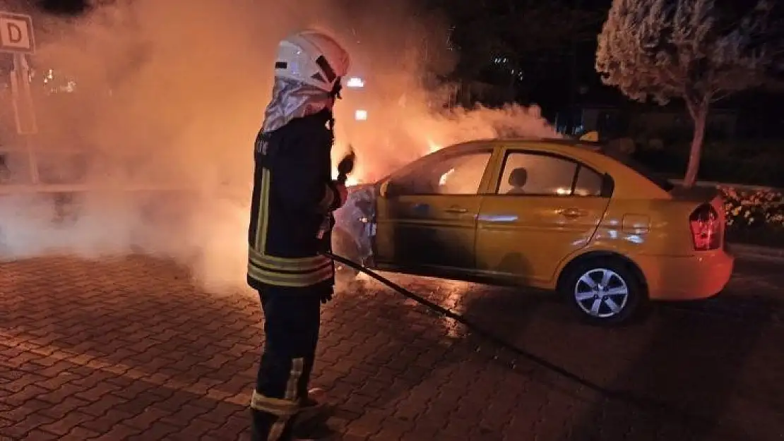 Marmaris'in göbeğinde ticari taksi cayır cayır yandı