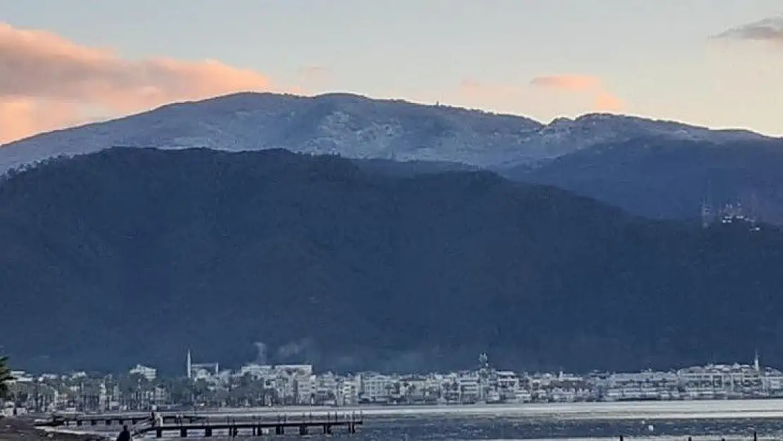 Marmaris'in yüksek kesimlerine kar yağdı