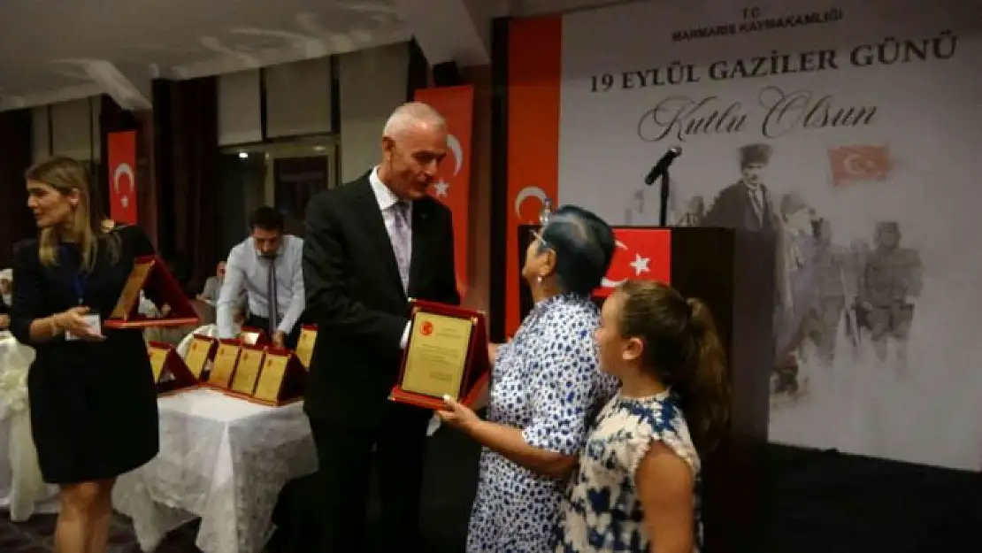 Marmaris Kaymakamı Aksoy'dan gazilere plaket