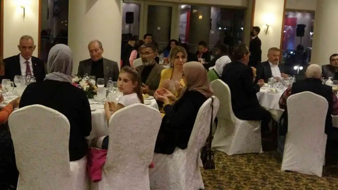 Marmaris Kaymakamlığı, yardımlaşma vakfına kayıtlı vatandaşlara iftar programı düzenledi