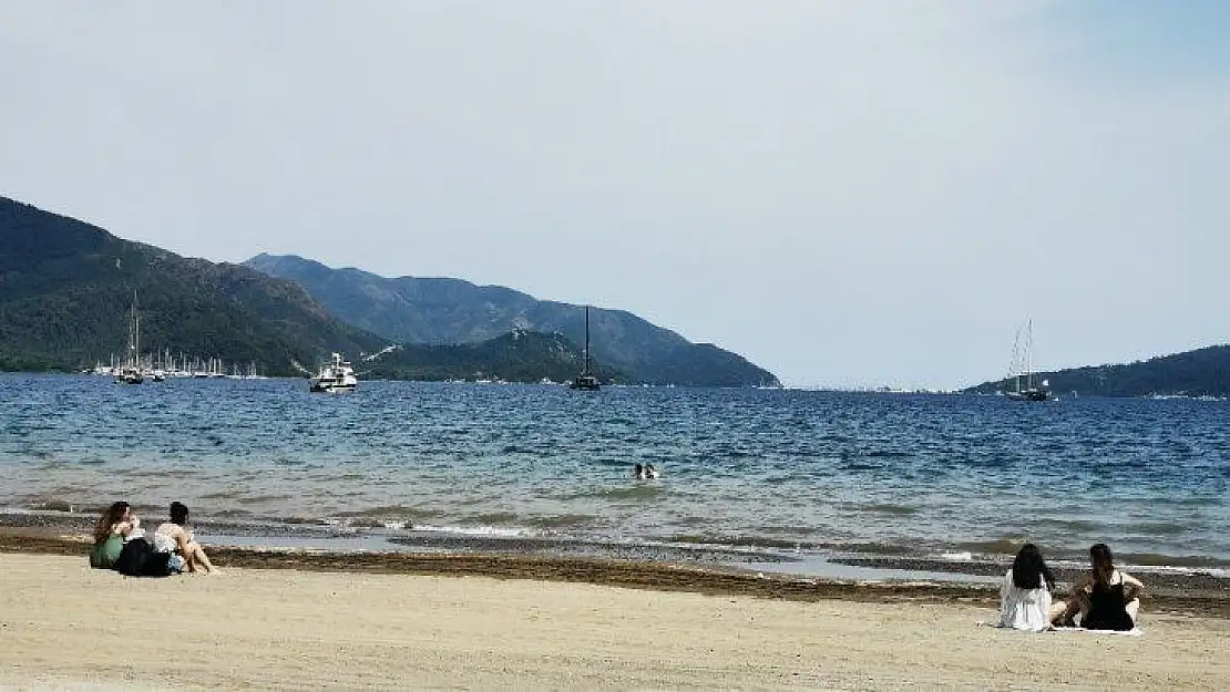 Marmaris plajlarında sosyal mesafe var, maske yok