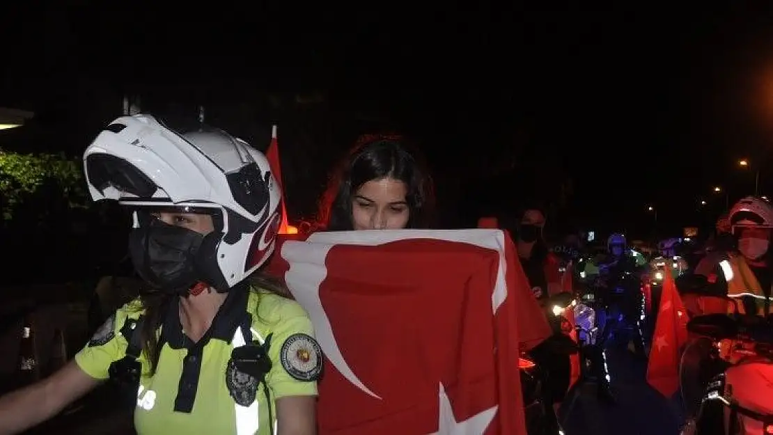 Marmaris polisi 19 Mayıs'ı kortej yaparak kutladı