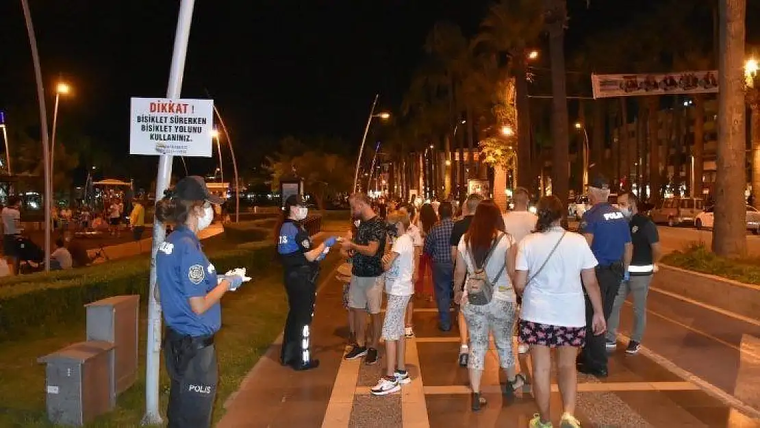 Marmaris Polisi bu kez ceza değil maske dağıttı