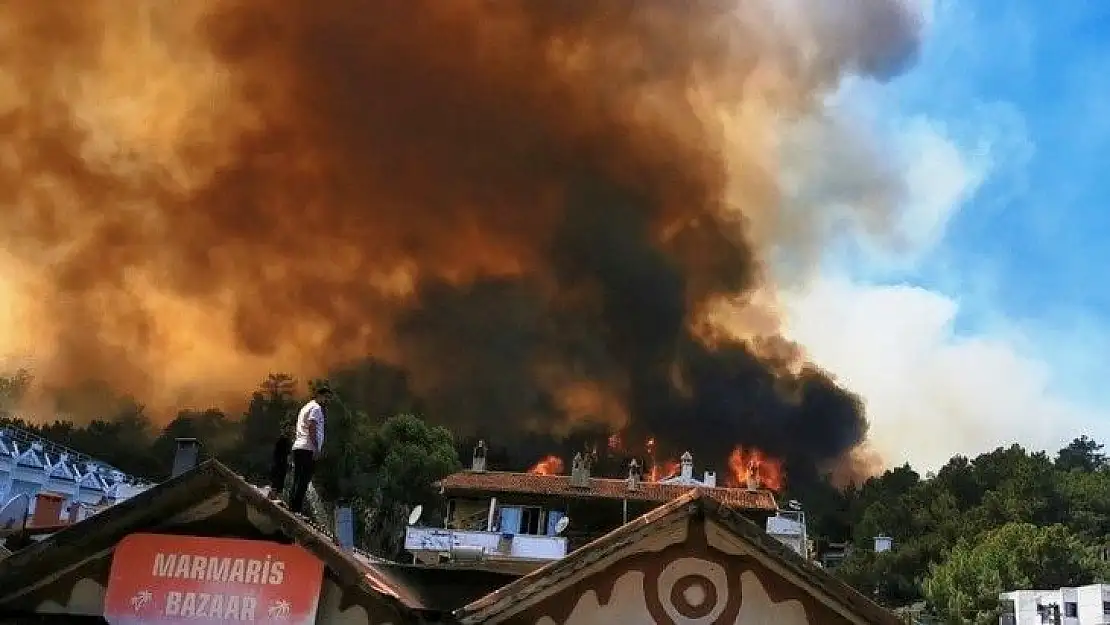 Marmaris'te alevler yerleşim yerlerini tehdit ediyor