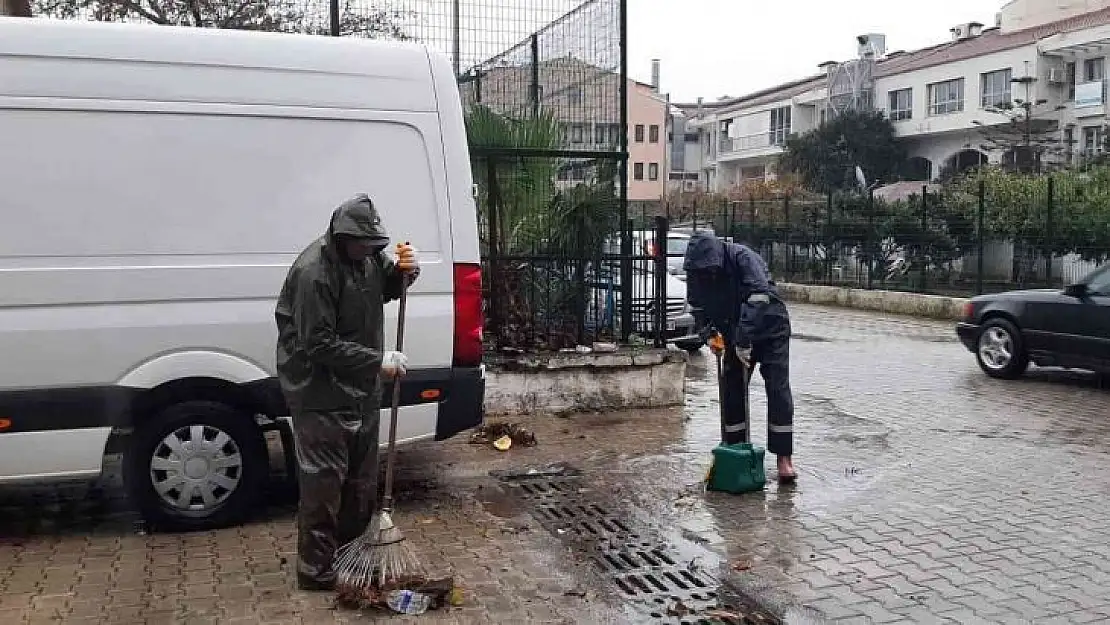 Marmaris'te belediye ekiplerinden yağmur mesaisi