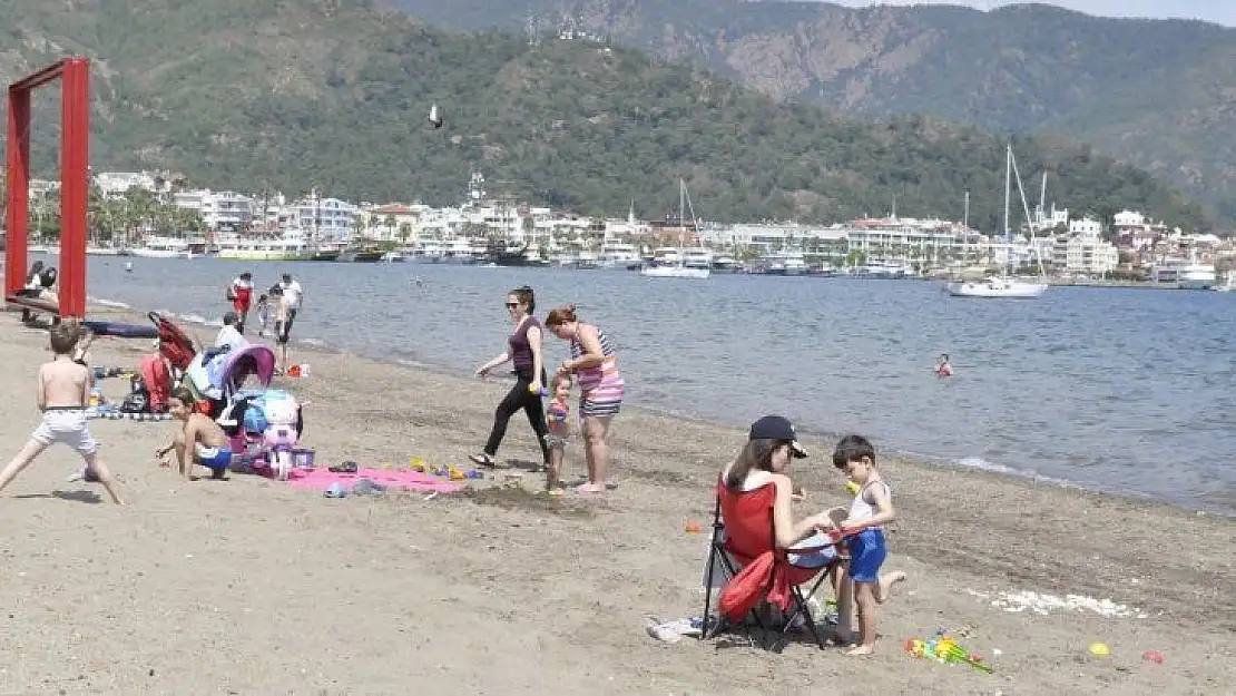 Marmaris'te çocuklar denizin  ve parkların tadını çıkardı