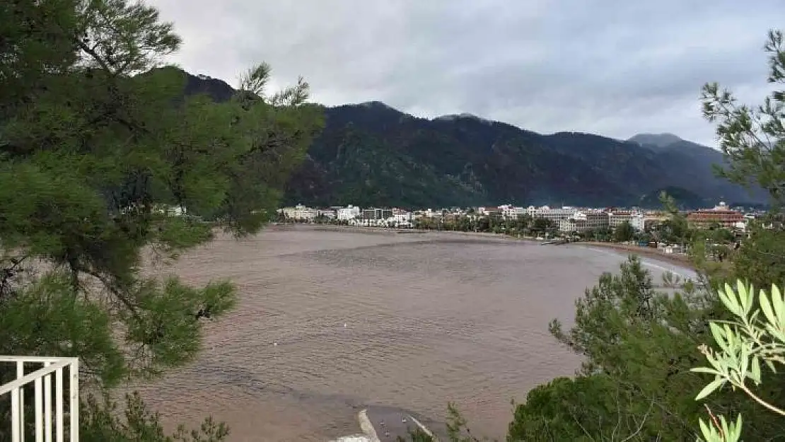 Marmaris'te denizin rengi kahverengiye dönüştü