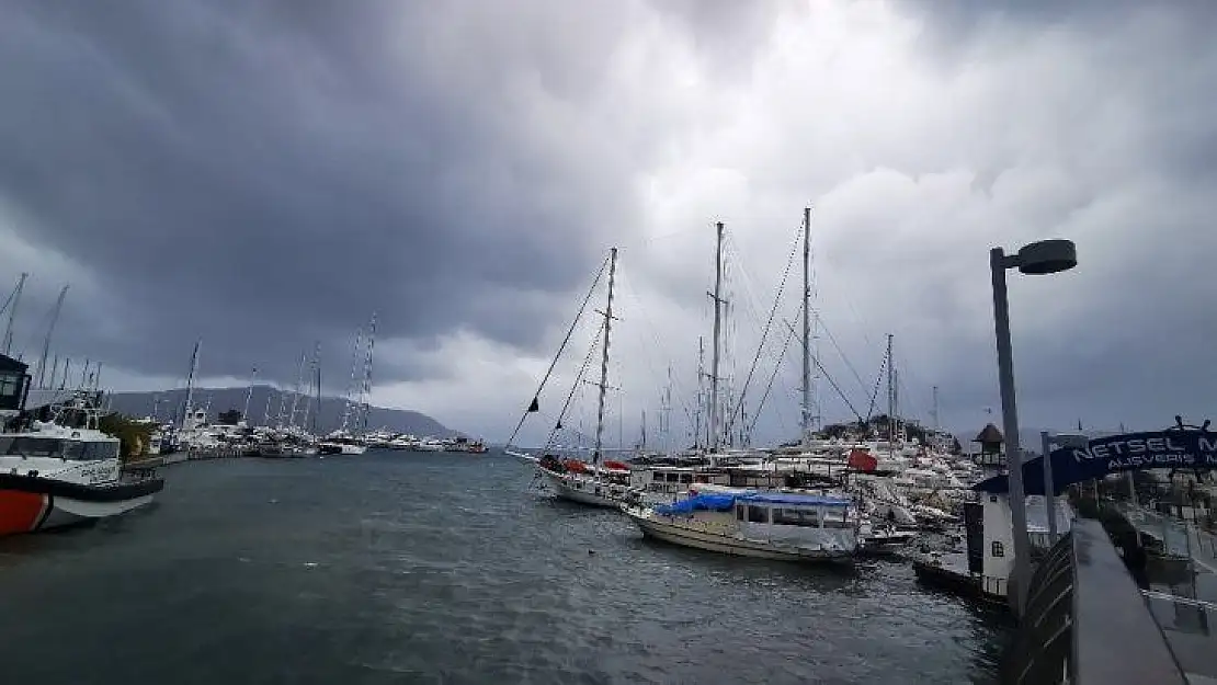 Marmaris'te fırtına hayatı olumsuz etkiledi