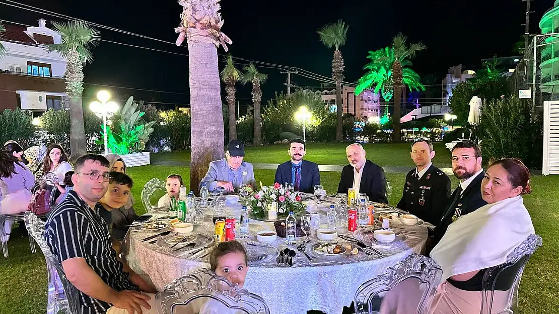 Marmaris'te gaziler ve şehit yakınları için yemek düzenlendi