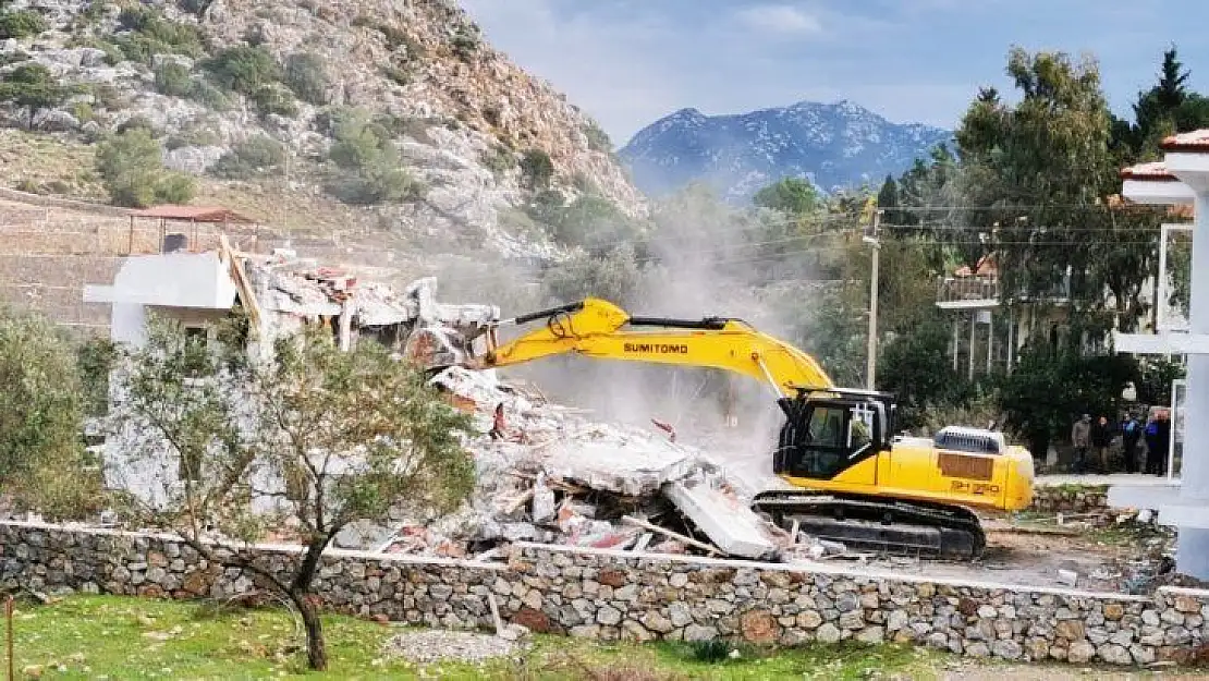 Marmaris'te kaçak yapılara ilk kepçe vuruldu