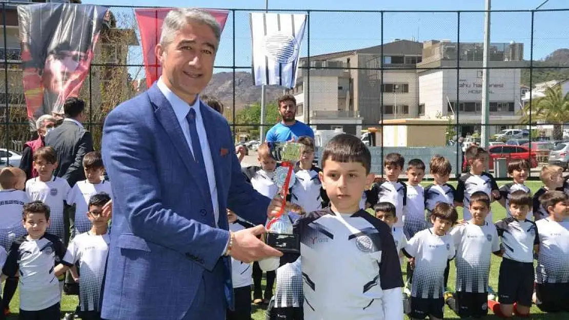 Marmaris'te minik futbolcular spora ara vermedi