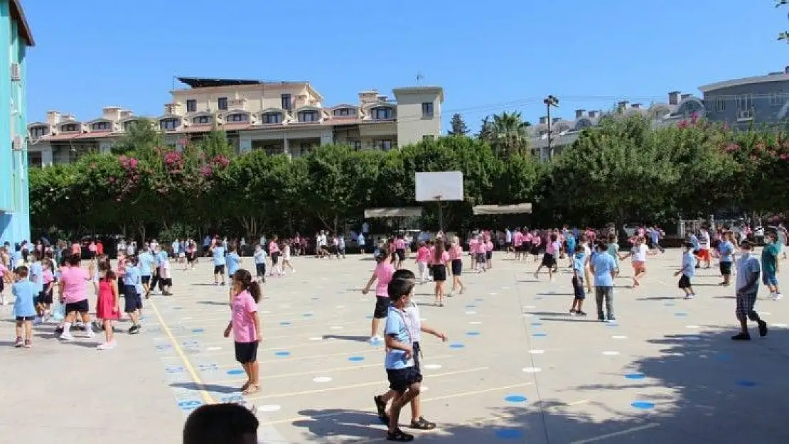 Marmaris'te öğrenciler okullarına, öğretmenler öğrencilerine kavuştu