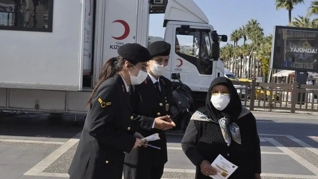 Marmaris'te Polis ve Jandarma kadına yönelik şiddete karşı broşür dağıttı