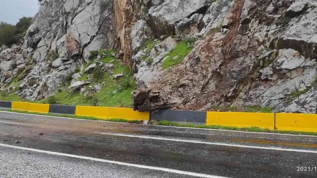 Marmaris'te sağanak yağış nedeniyle yollar kapandı, iş yerlerini su bastı