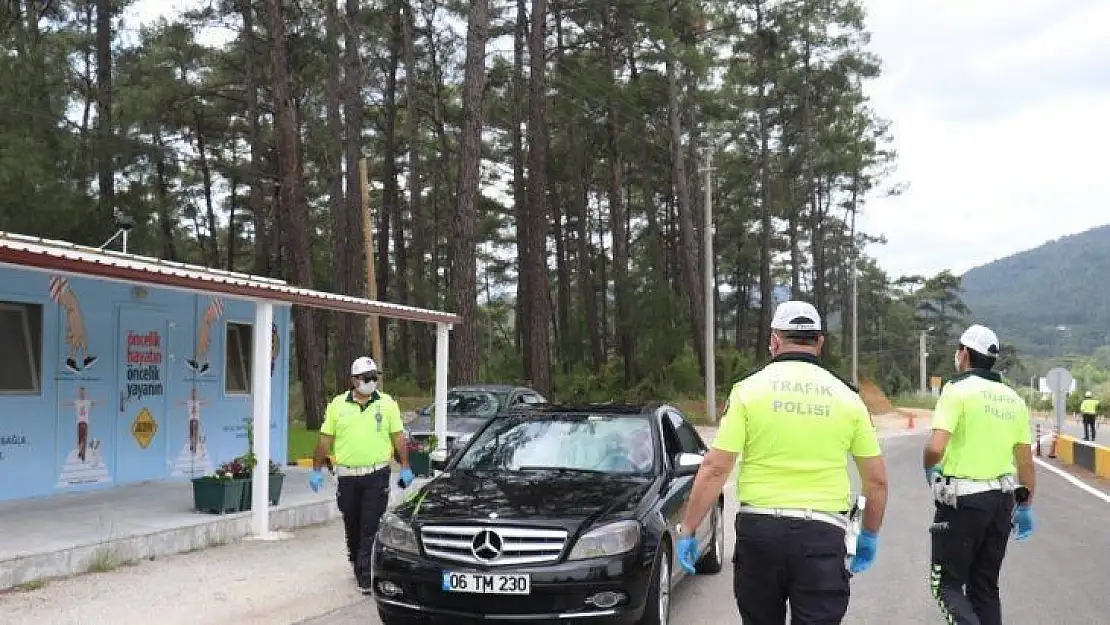 Marmaris'te sürücülerin çocuklarına tişört hediye edildi