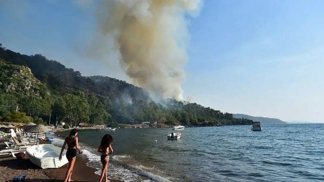 Marmaris'te tatil ve yangın bir arada