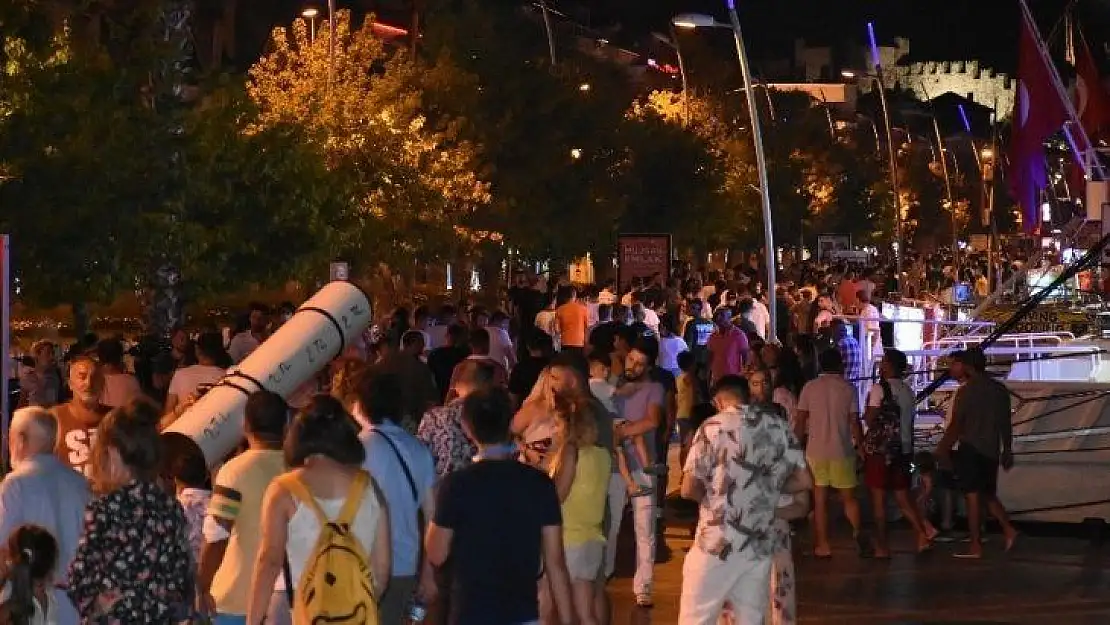 Marmaris'te vatandaşlar gece gündüz denizden vazçemedi