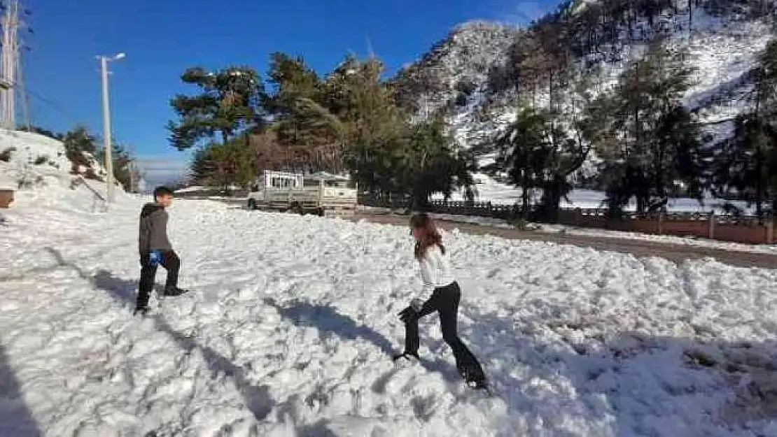 Marmaris'te yağan kar vatandaşlar için eğlence oldu